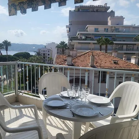 Le Cambridge Juan Apartment